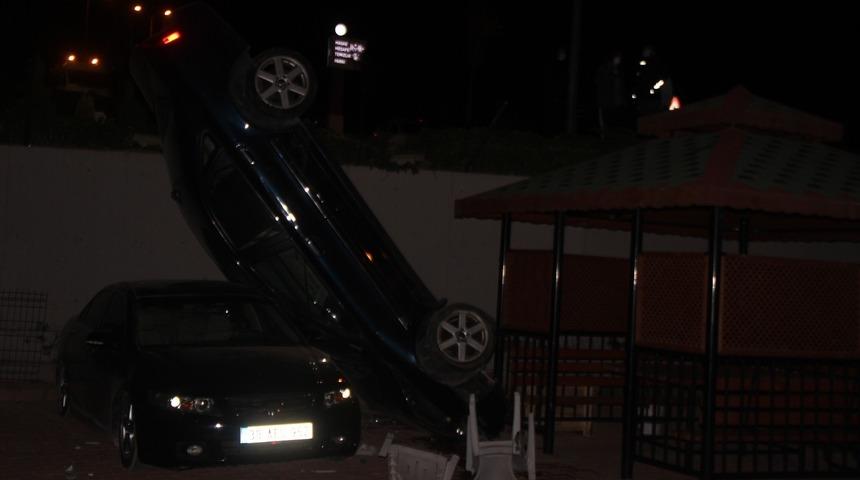 Kayseri&rsquo;de ilgin&ccedil; kaza: Otoparka d&uuml;şen otomobil dik durdu