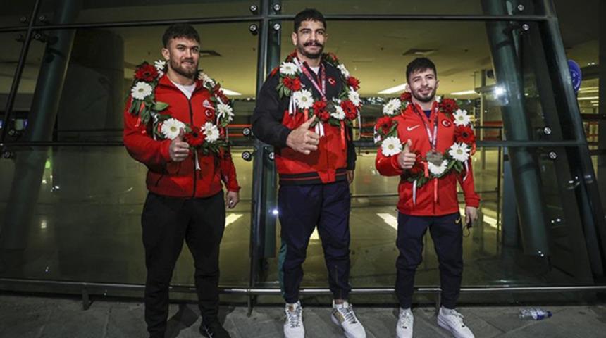 Serbest Güreş Milli Takımı yurda döndü