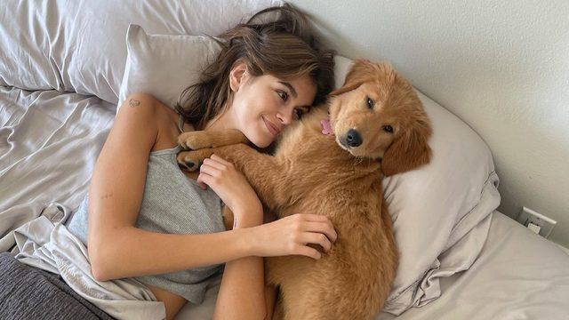 Cindy Crawford'un kızı Kaia Gerber'den iç çamaşırlı poz! Annesinin izinde