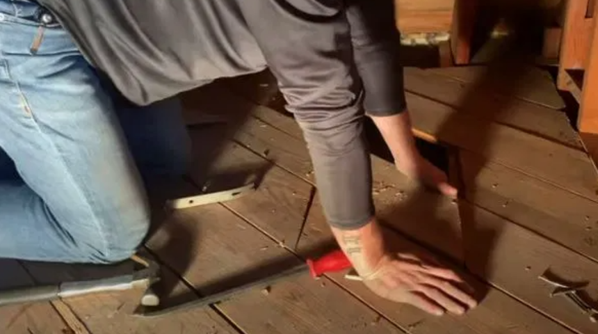 Servetle yaşıyormuş! Evin parkelerinin altından tomar tomar binlerce dolar çıktı