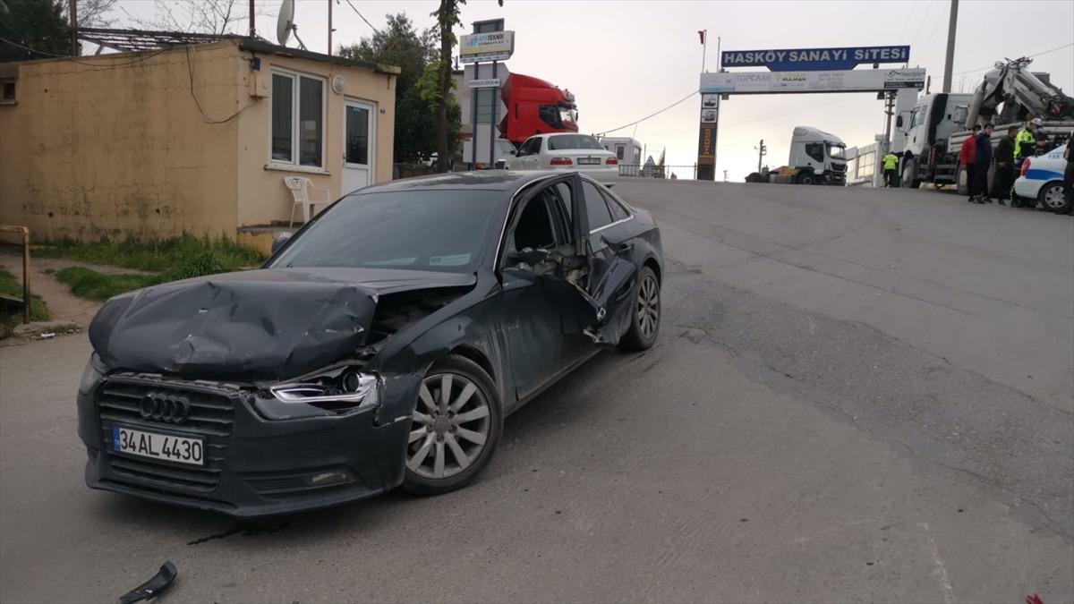 Kocaeli'de tırdan ayrılan dorsenin &ccedil;arptığı otomobilin s&uuml;r&uuml;c&uuml;s&uuml; yaralandı