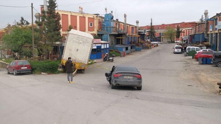 Kocaeli'de tırdan ayrılan dorsenin çarptığı otomobilin sürücüsü yaralandı G2