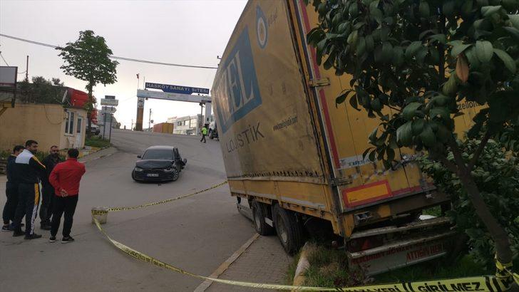 Kocaeli'de tırdan ayrılan dorsenin çarptığı otomobilin sürücüsü yaralandı G3