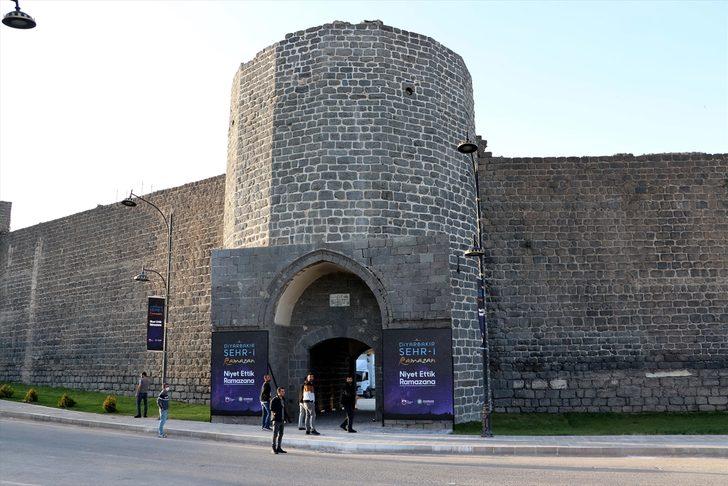 Diyarbakır'ın tarihi "Küpeli Kapısı" 6 yıl sonra restorasyonla geçişlere açıldı G3