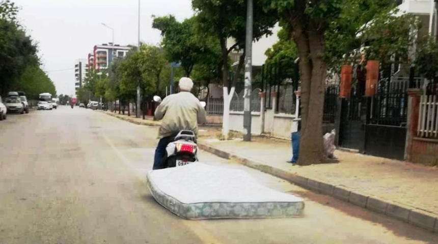 Kimse ne yaptığını anlayamadı! Yatağı motosiklet ile sürüye sürüye götürdü