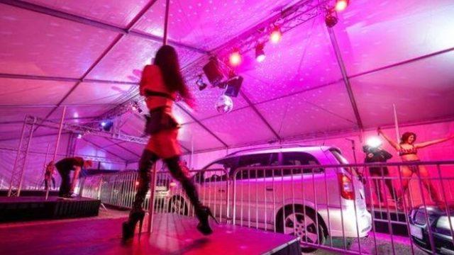 Okul gezisinde alkol alan öğretmen, öğrencileri striptiz kulübüne götürdü