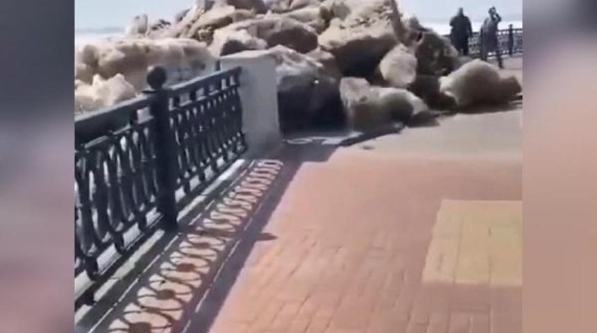 Nehirdeki buz kütlesi, buz tsunamisine yol açtı