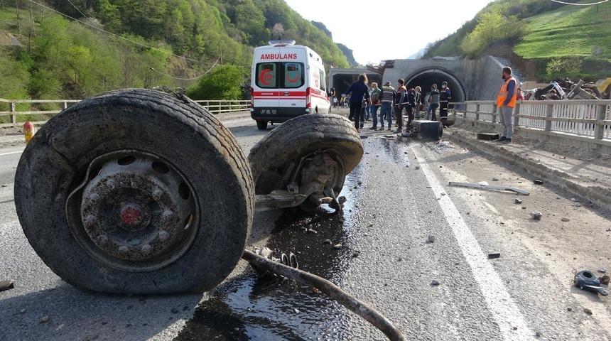 Kaza sonrası ortalık savaş alanına d&ouml;nd&uuml;