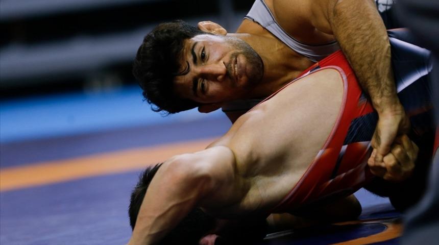 Kerem Kamal ve Murat Fırat, Avrupa Güreş Şampiyonası'nda yarı finale yükseldi