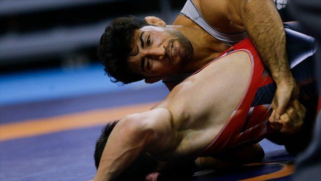 Kerem Kamal ve Murat Fırat, Avrupa Güreş Şampiyonası'nda yarı finale yükseldi