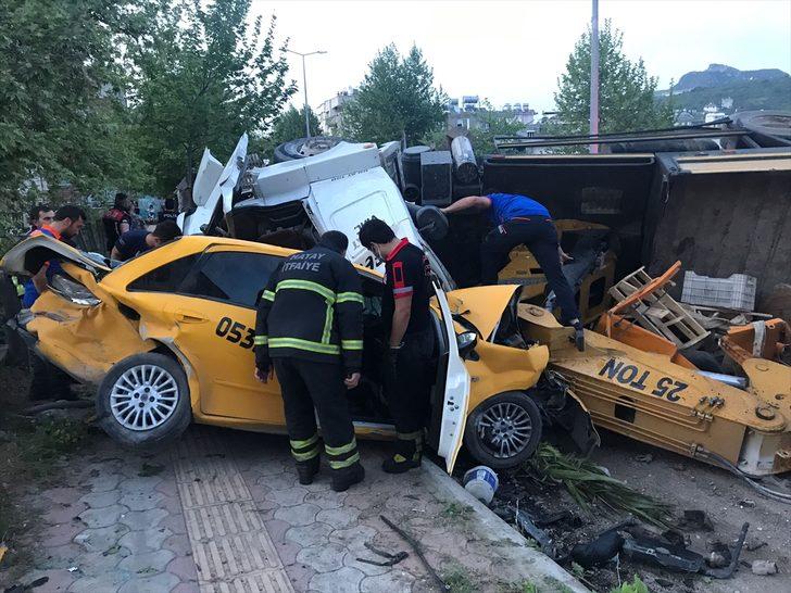 Hatay'da freni boşalan vinç, 11 araca çarptı: 2 ölü, 6 yaralı G2
