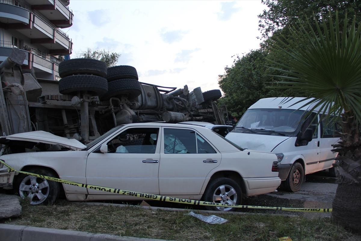 G&Uuml;NCELLEME - Hatay'da freni boşalan vin&ccedil;, 11 araca &ccedil;arptı: 2 &ouml;l&uuml;, 6 yaralı