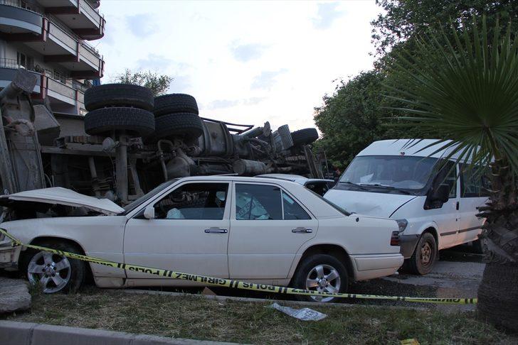 GÜNCELLEME - Hatay'da freni boşalan vinç, 11 araca çarptı: 2 ölü, 6 yaralı G1