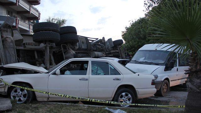GÜNCELLEME - Hatay'da freni boşalan vinç, 11 araca çarptı: 2 ölü, 6 yaralı