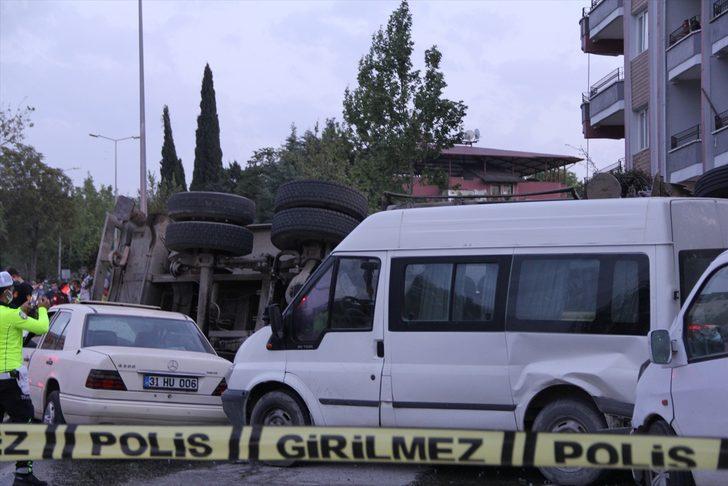 GÜNCELLEME - Hatay'da freni boşalan vinç, 11 araca çarptı: 2 ölü, 6 yaralı G2