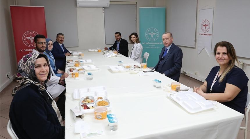 Cumhurbaşkanı Erdoğan, sağlık çalışanlarıyla iftar yaptı