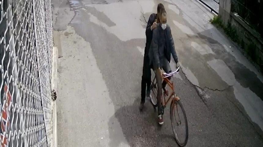Bisiklet hırsızları önce kameraya sonra polise yakalandı