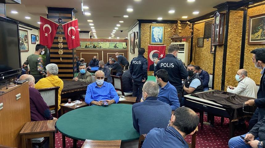 Karantinadaki kişi okey masasında yakalandı!