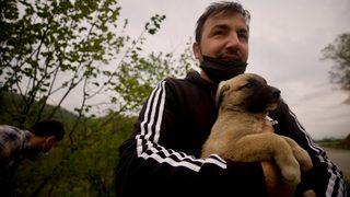 Sokak hayvanlarına yiyecek ulaştıran milli sporcular iyilik hareketiyle örnek oluyor