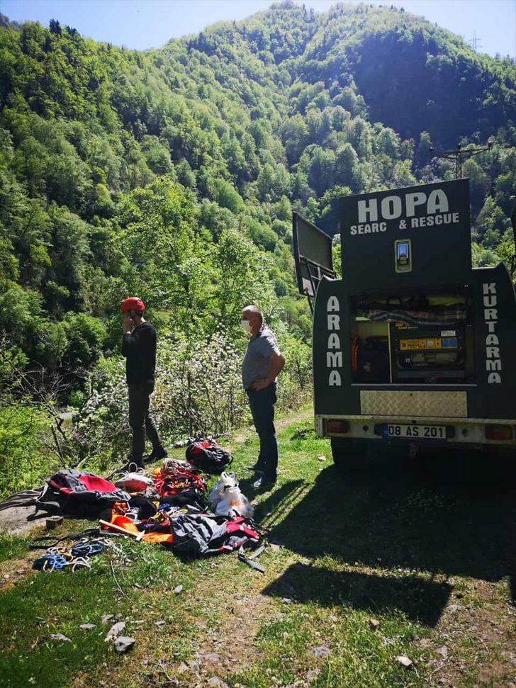 Artvin'de kayalıklarda mahsur kalan oğlak kurtarıldı G2