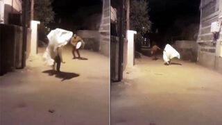 Neye uğradığını şaşırdı! Üzerine çarşaf örtüp, sahurda davulcuyu korkuttu