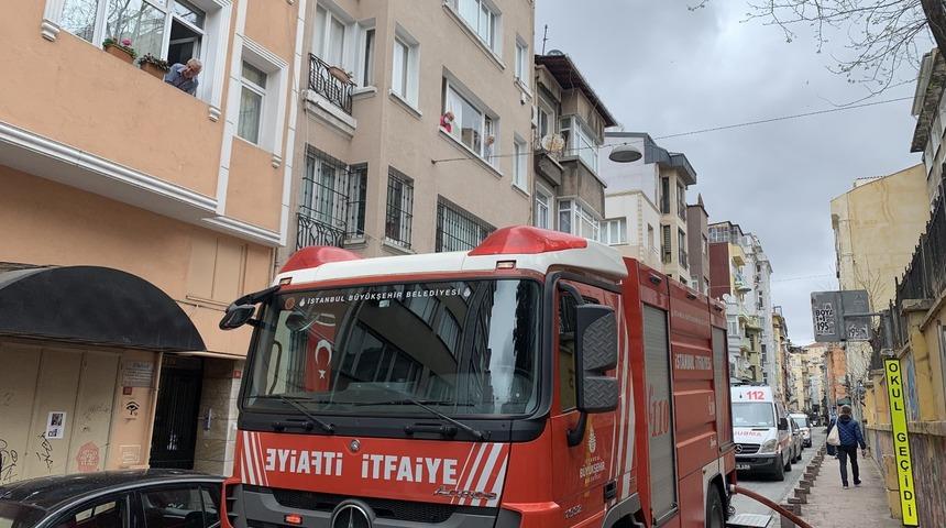 Beyoğlu'nda yangın: 3 kişi hastaneye kaldırıldı