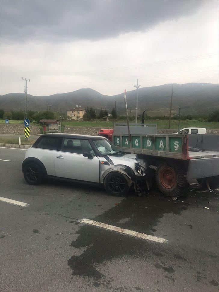Malatya'da otomobille traktör çarpıştı: 3 yaralı G1