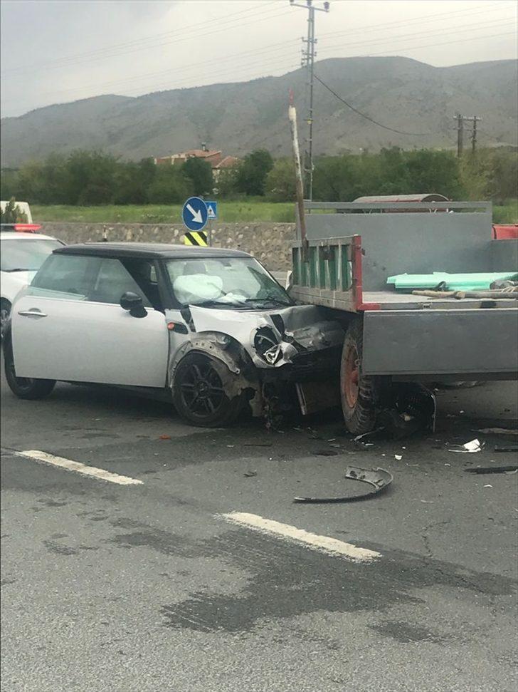 Malatya'da otomobille traktör çarpıştı: 3 yaralı G2