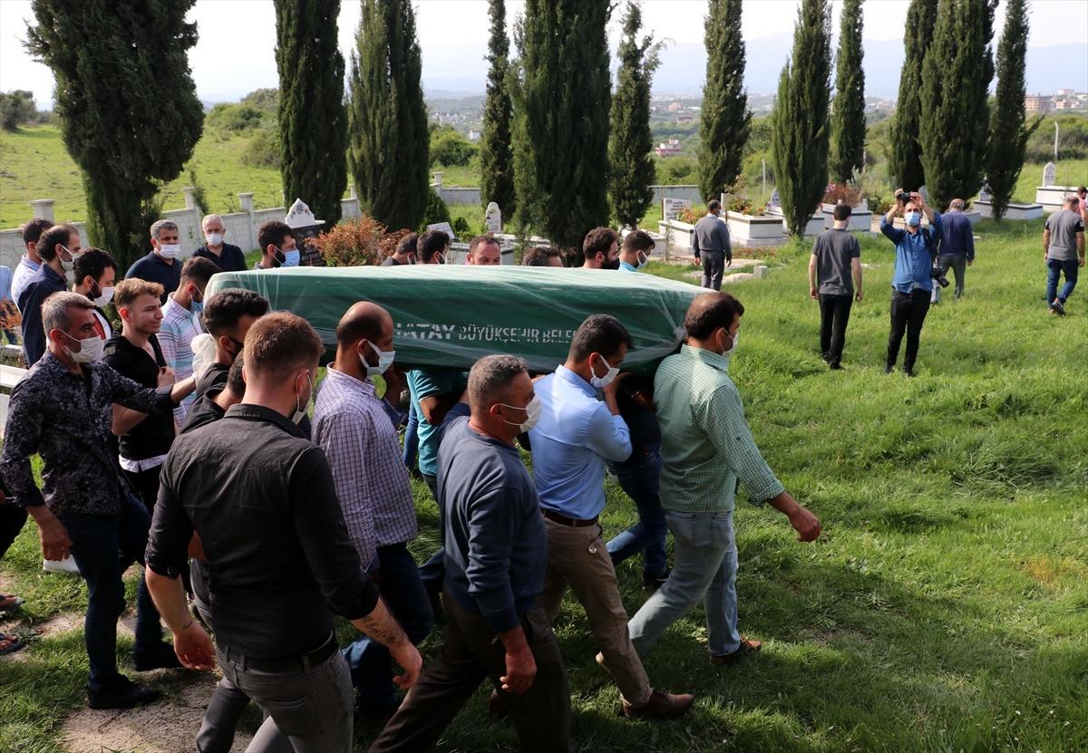 Hatay'daki trafik kazasında yaşamını yitiren 4 kişiden 3'&uuml;n&uuml;n cenazesi defnedildi
