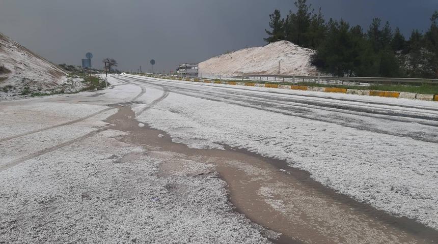 6 dakika devam eden doluyla kent beyaza büründü