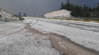 6 dakika devam eden doluyla kent beyaza büründü