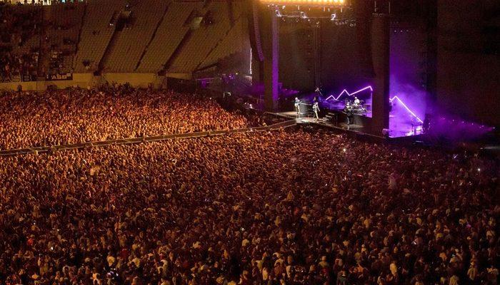 Dünya karantinadayken Yeni Zelanda'da 50 bin kişilik konser