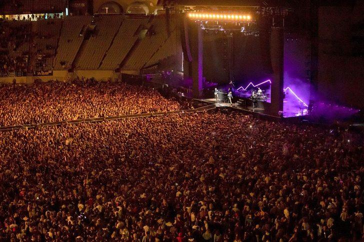Dünya karantinadayken Yeni Zelanda'da 50 bin kişilik konser