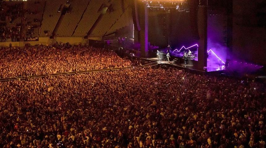 Dünya karantinadayken Yeni Zelanda'da 50 bin kişilik konser