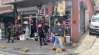 Kucağında çalıntı televizyonla denetimde polise yakalandı