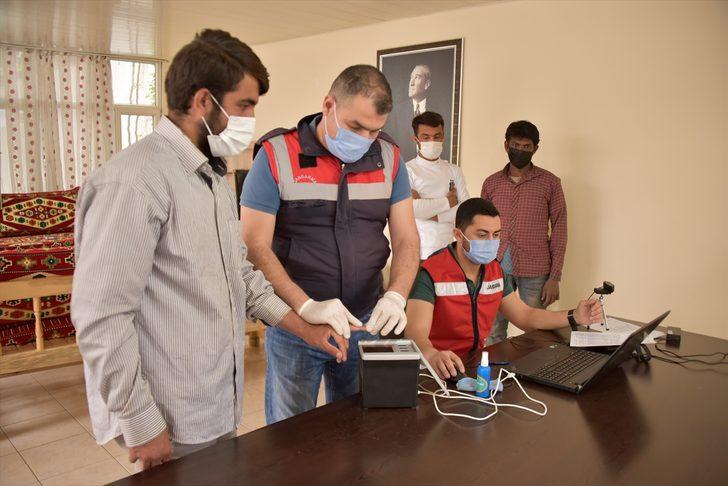 Şanlıurfa'da üç minibüste 101 düzensiz göçmen yakalandı G2