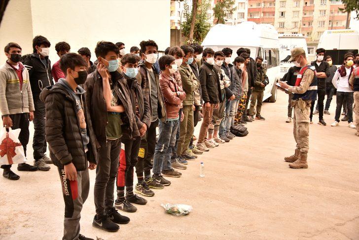 Şanlıurfa'da üç minibüste 101 düzensiz göçmen yakalandı G3