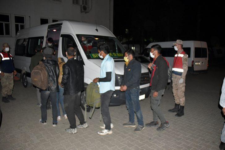 Şanlıurfa'da üç minibüste 101 düzensiz göçmen yakalandı G4