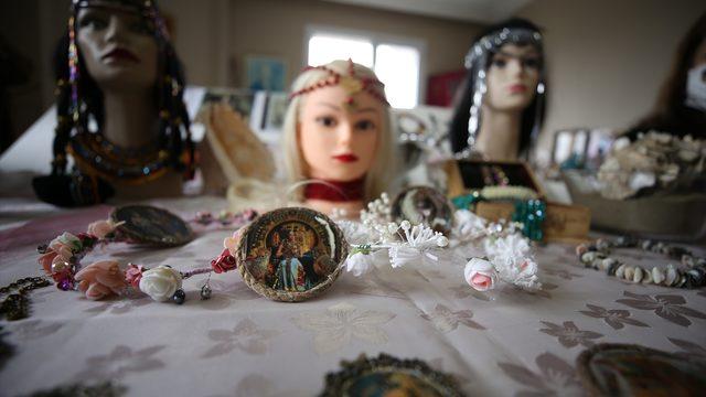 Kleopatra için getirildiğine inanılan kum, Hatay'da kadınların takılarını süslüyor