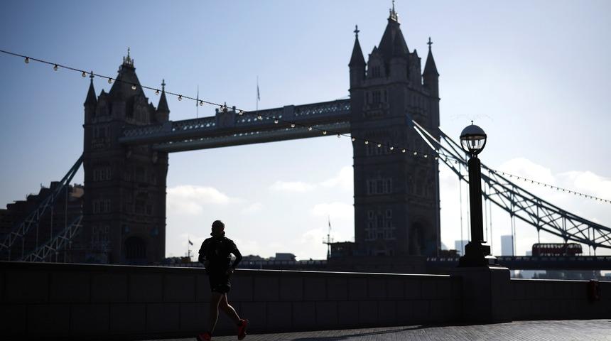 Thames Nehri'ne düşen kadını kurtarmaya çalışırken öldü