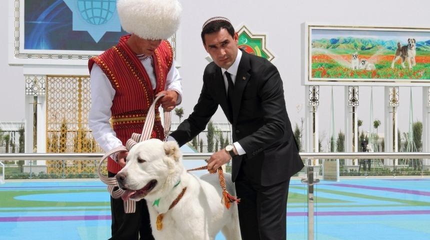 T&uuml;rkmenistan'da yerli &ccedil;oban k&ouml;peği t&uuml;r&uuml; Alabaylar onuruna ulusal tatil