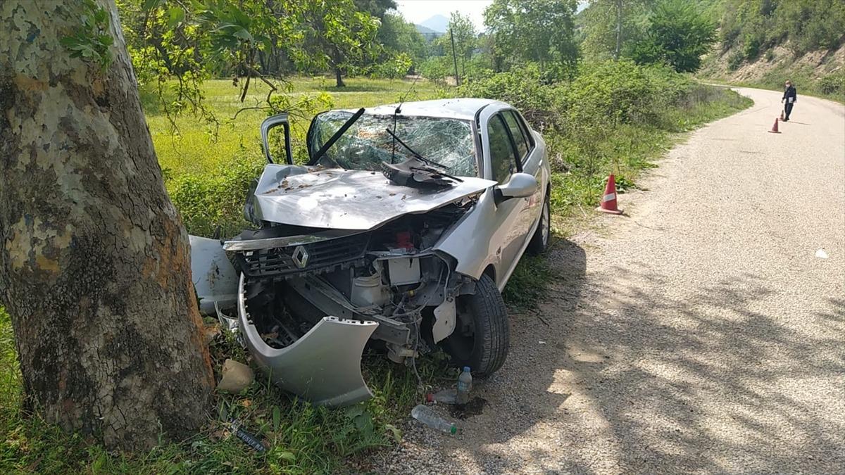 Adana'da kaza yapan otomobilde sıkışan yaşlı &ccedil;ift kurtarılarak hastaneye kaldırıldı