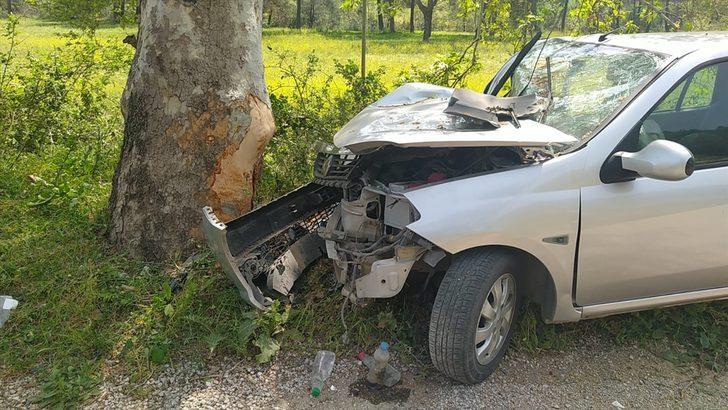 Adana'da kaza yapan otomobilde sıkışan yaşlı çift kurtarılarak hastaneye kaldırıldı G2