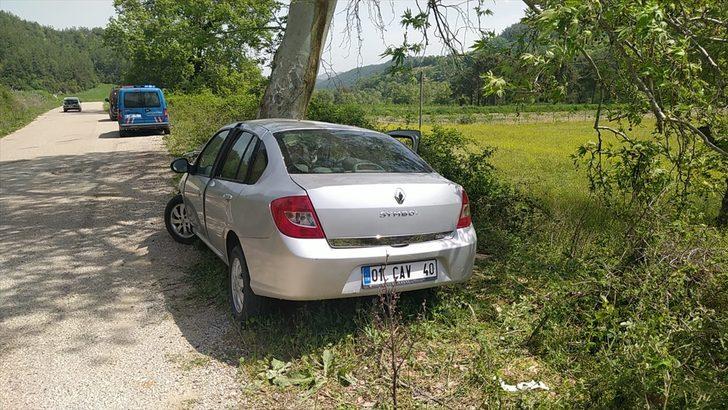 Adana'da kaza yapan otomobilde sıkışan yaşlı çift kurtarılarak hastaneye kaldırıldı G3