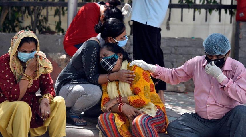 Covid: Hindistan'da hastanelerde yer yok, hastalar evde yaşam m&uuml;cadelesi veriyor