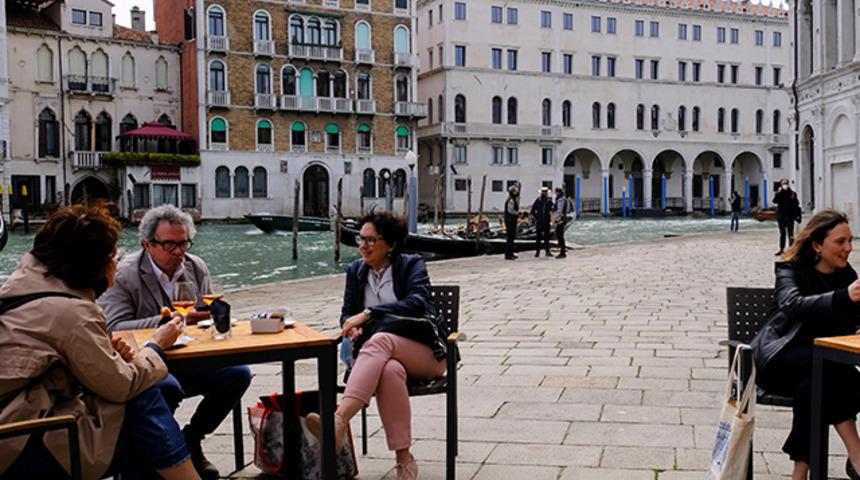 İtalya yeniden açıldı! Halk sokaklara akın etti