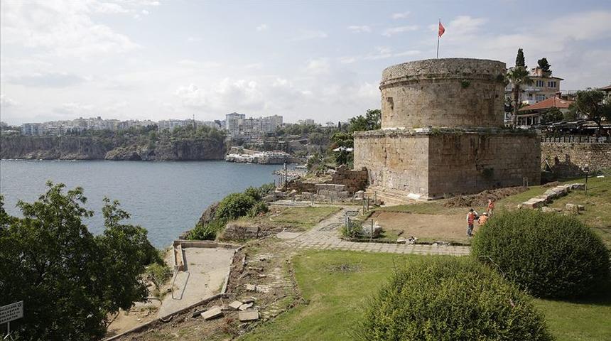 Antalya’nın simgelerinden Hıdırlık Kulesi, arkeolojik kazılara sahne olmaya devam ediyor