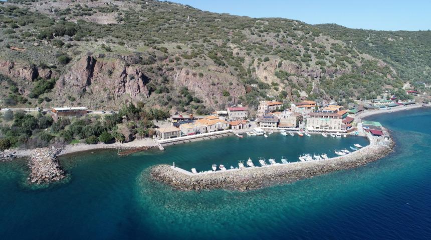 Afet bölgesi ilan edilen Assos Antik Limanı’nın turistik tesisleri kapatıldı