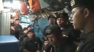 Endonezya’da batan denizaltıdaki mürettebatın “Elveda” şarkısını söylediği görüntüler ortaya çıktı