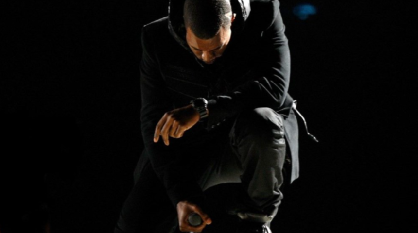 Kanye West’in sahnede giydiği spor ayakkabı 1,8 milyon dolara açık artırmada satıldı